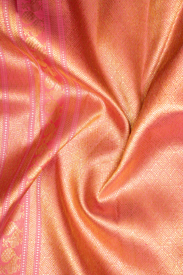 The saree's vanki zari border adds grandeur, while the rich pallu comes adorned with diamond motifs