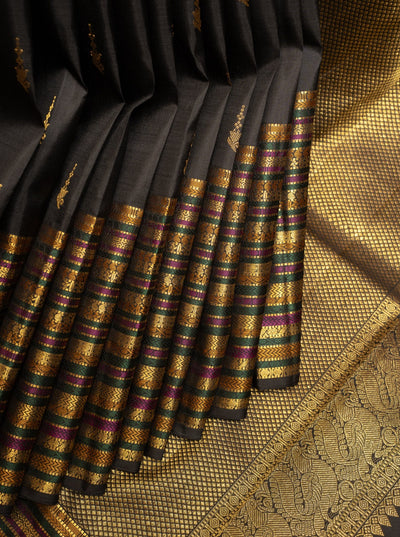 Stunning Black Varisaipettu Pure Kanchipuram Silk Saree: Featuring intricate patterns and textures in luxurious black silk, exuding sophistication and timeless charm