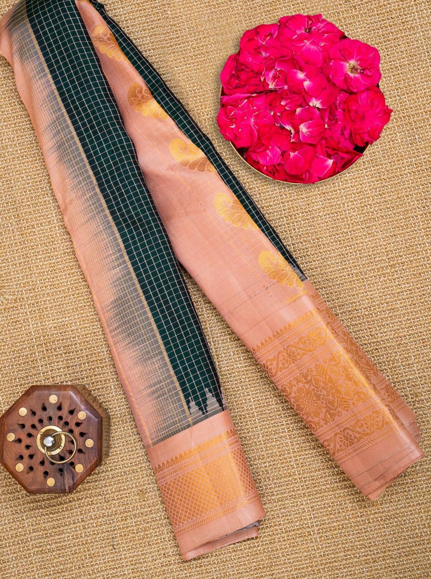 Bottle Green and Pink Pure Gadwal Silk Saree - Clio Silks