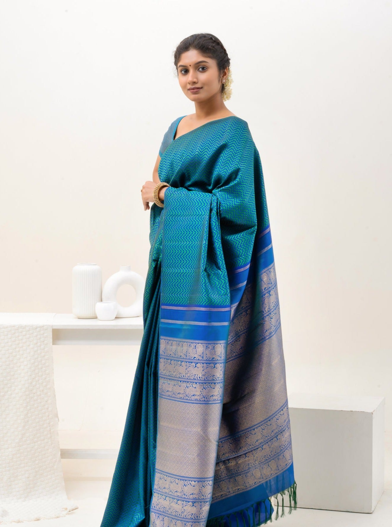 Peacock Blue Borderless Thread Jacquard Pure Kanchipuram Silk Saree - Clio Silks