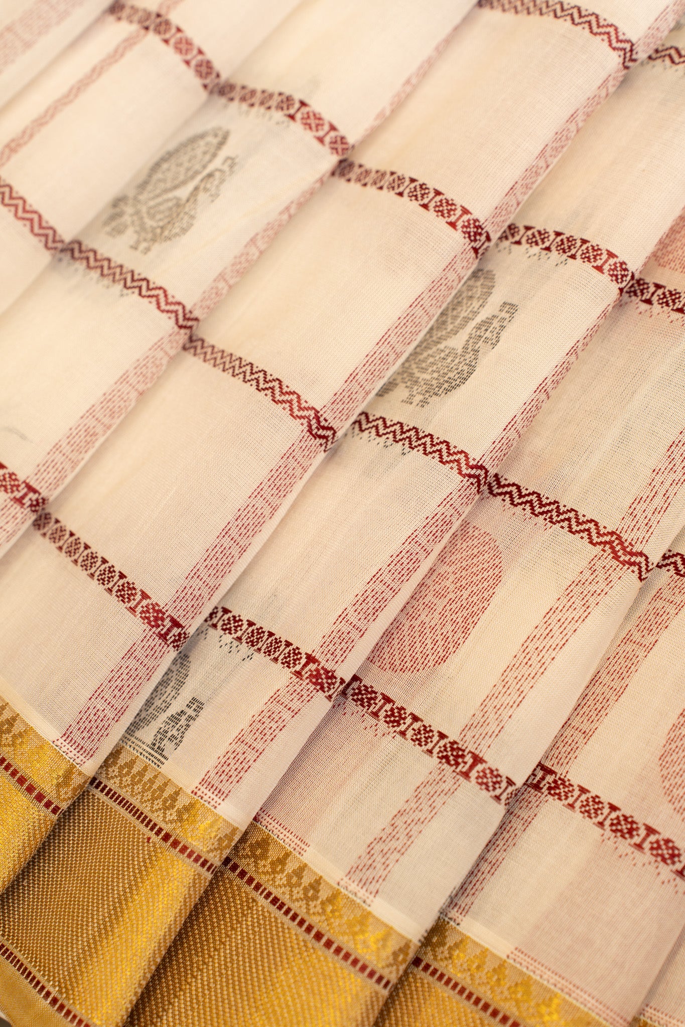 White and red annam chakram thread checks pure silk cotton saree