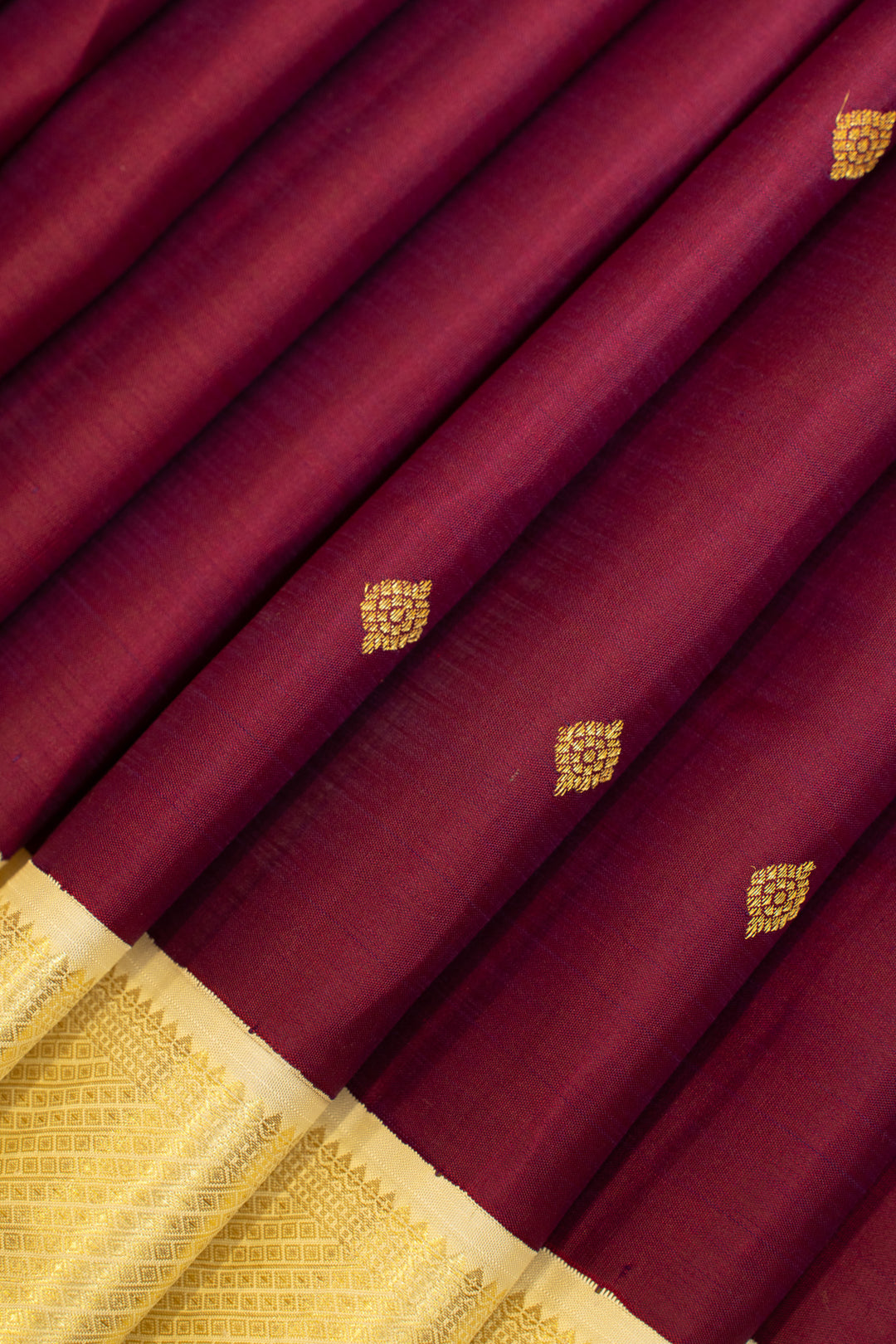 Purple and ivory small
Border pure Kanchipuram silk saree