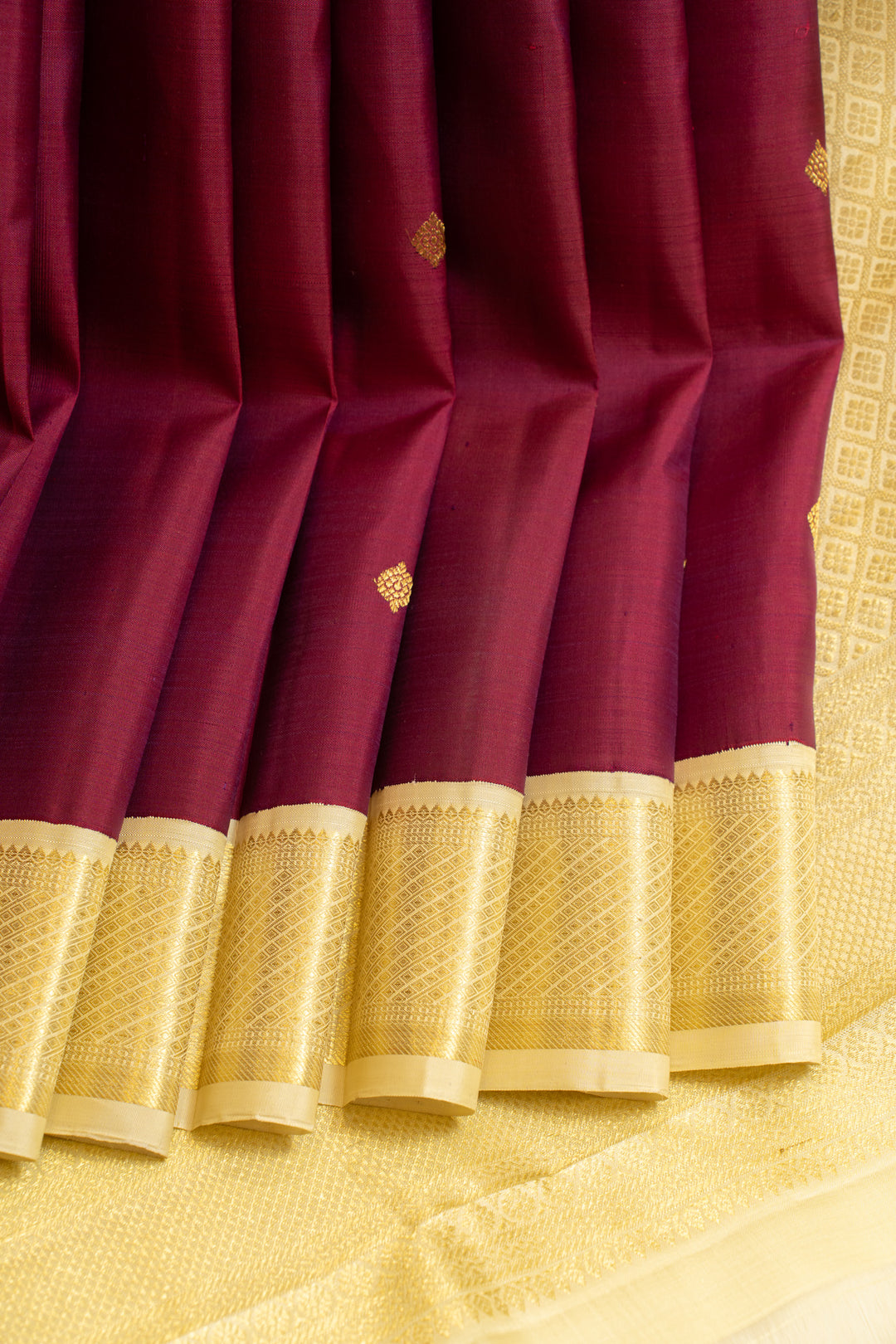 Purple and ivory small
Border pure Kanchipuram silk saree