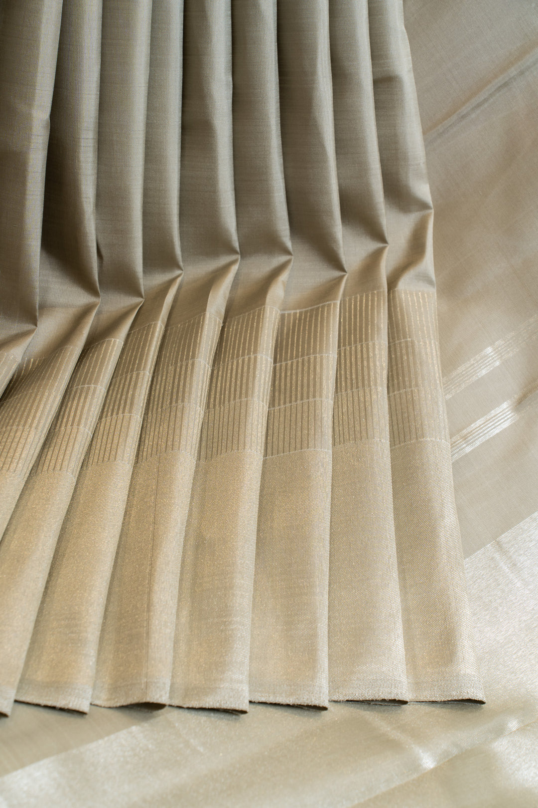 Silverish grey 8 Kol pure Kanchipuram silk saree