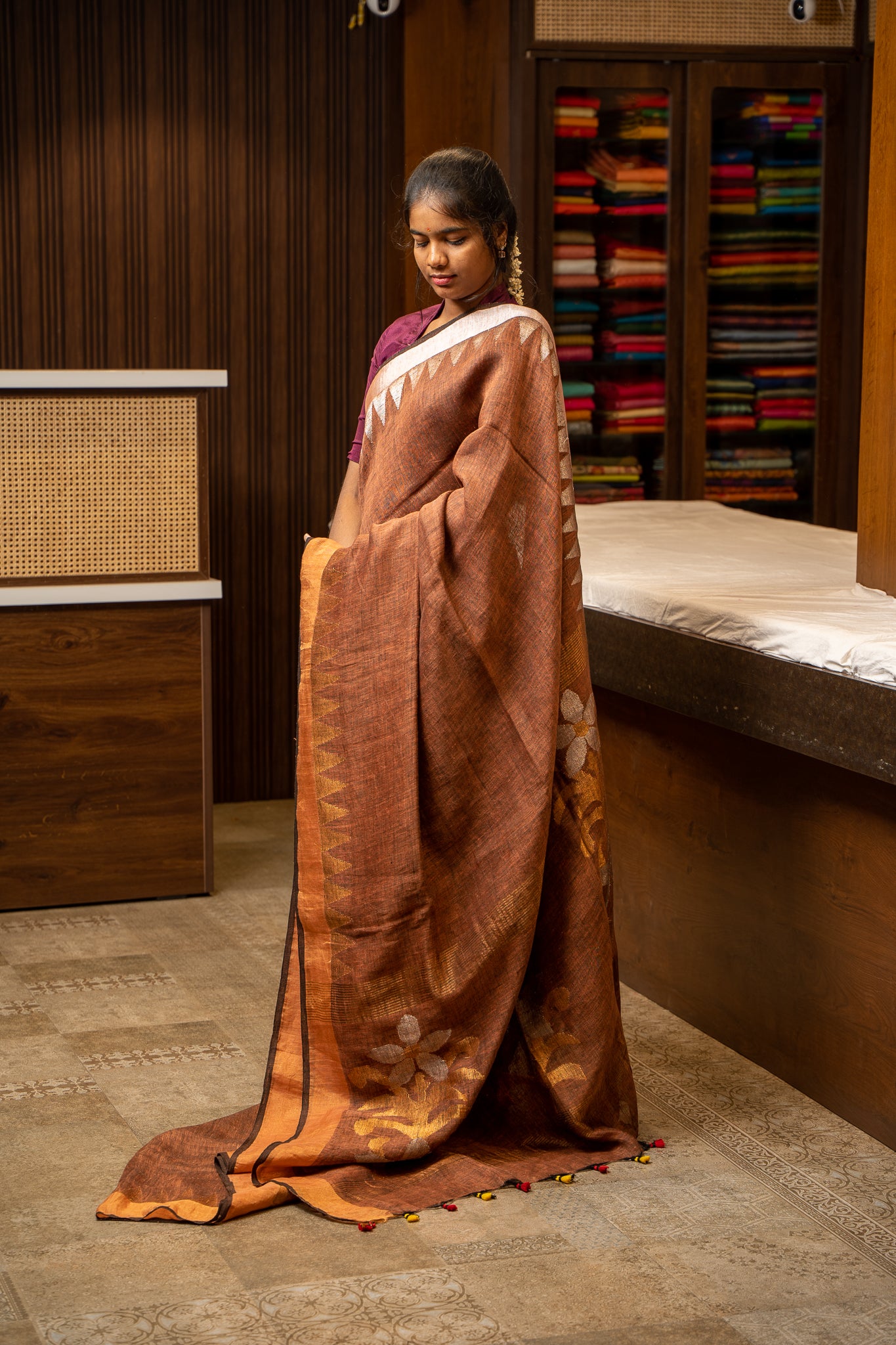 Brown Jamdani Ganga Jamuna Pure Linen Saree - Clio Silks