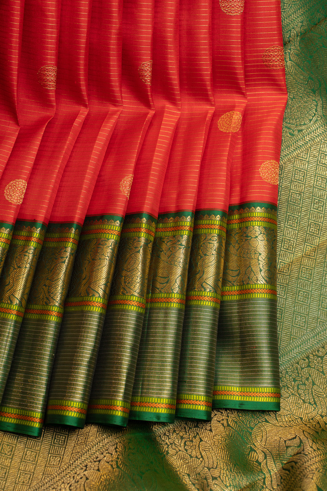 Red and green vairaoosi Varisaipettu pure Kanchipuram silk saree