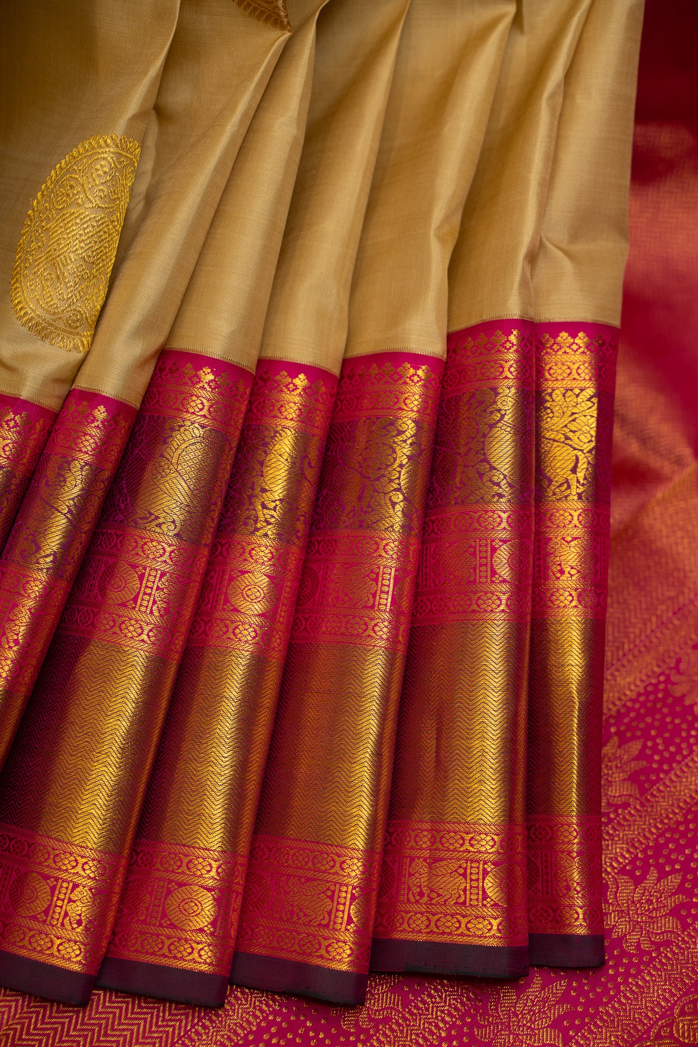 Pearl River Beige and Magenta Deer Motifs Pure Kanjivaram Traditional Silk Sari - Clio Silks